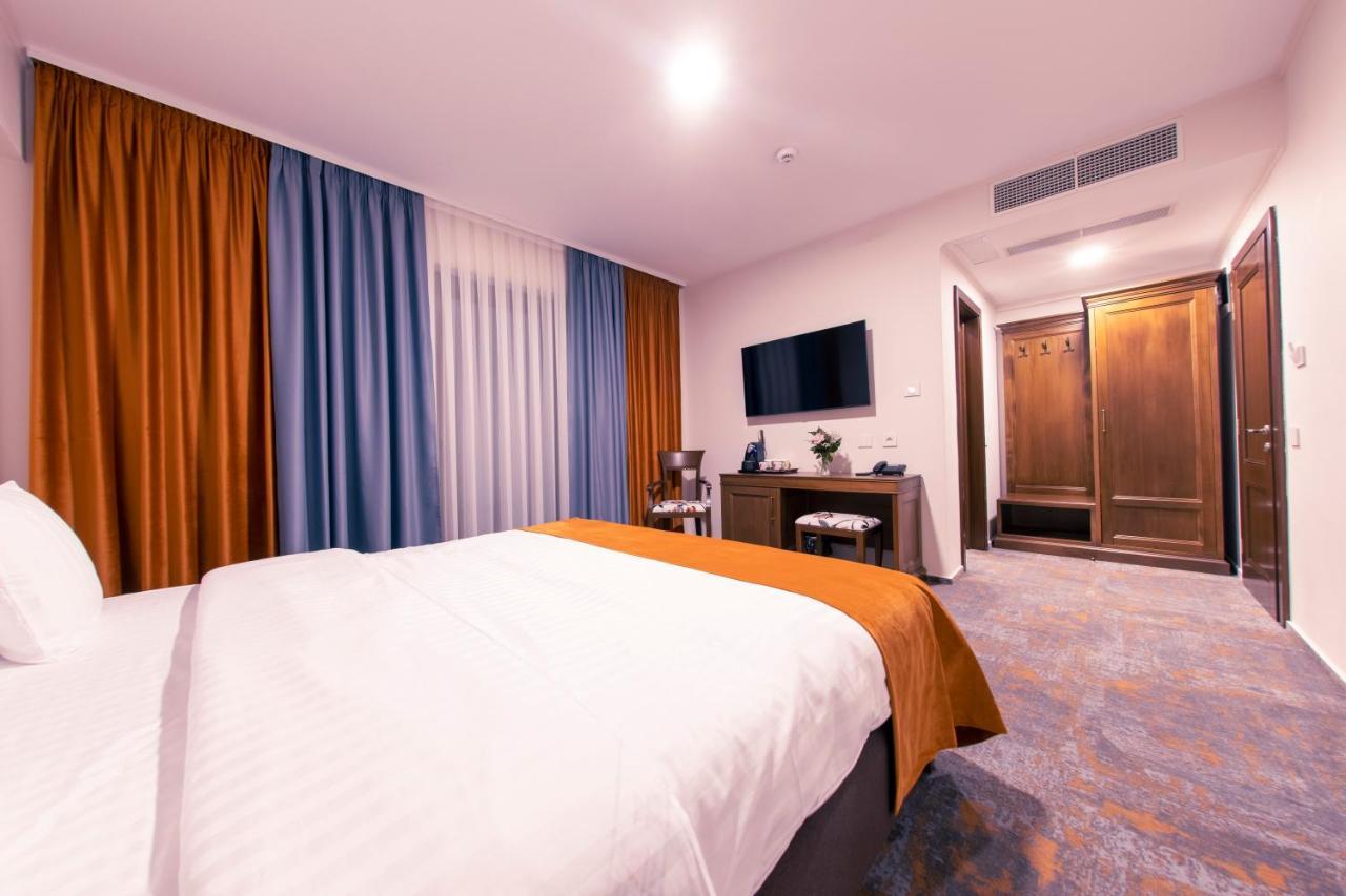 Hotel Aura Unirii อัลบายูเลีย ภายนอก รูปภาพ