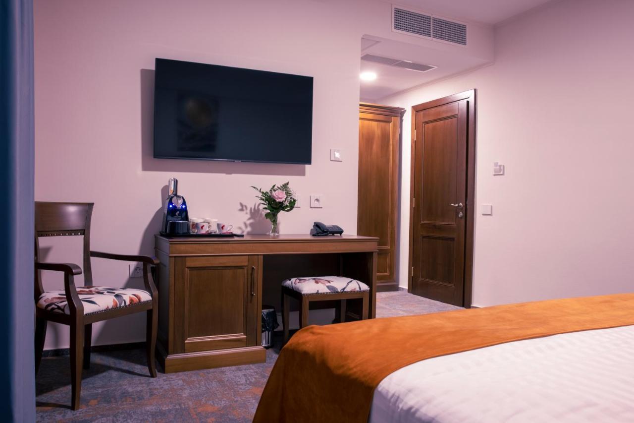 Hotel Aura Unirii อัลบายูเลีย ภายนอก รูปภาพ
