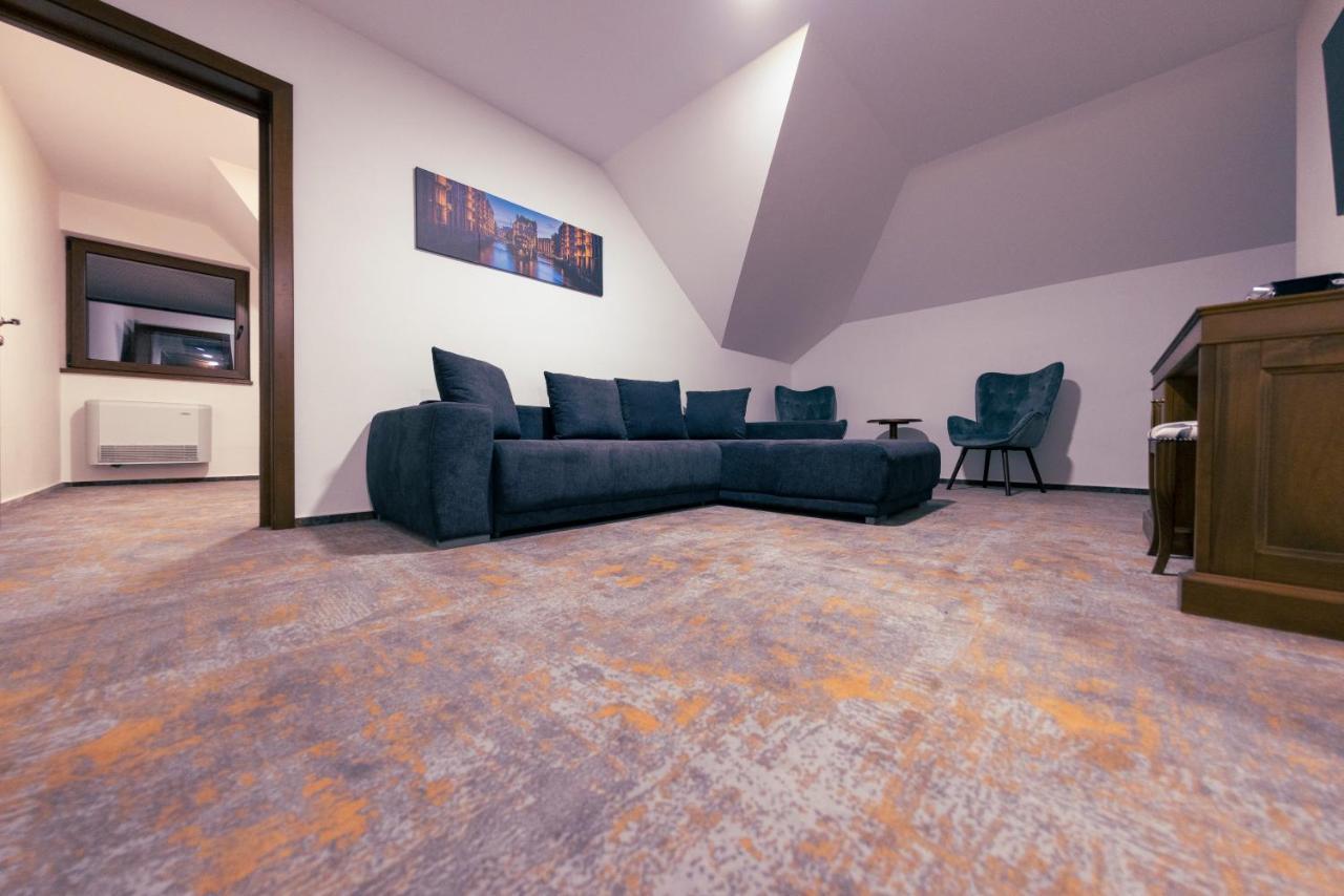 Hotel Aura Unirii อัลบายูเลีย ภายนอก รูปภาพ