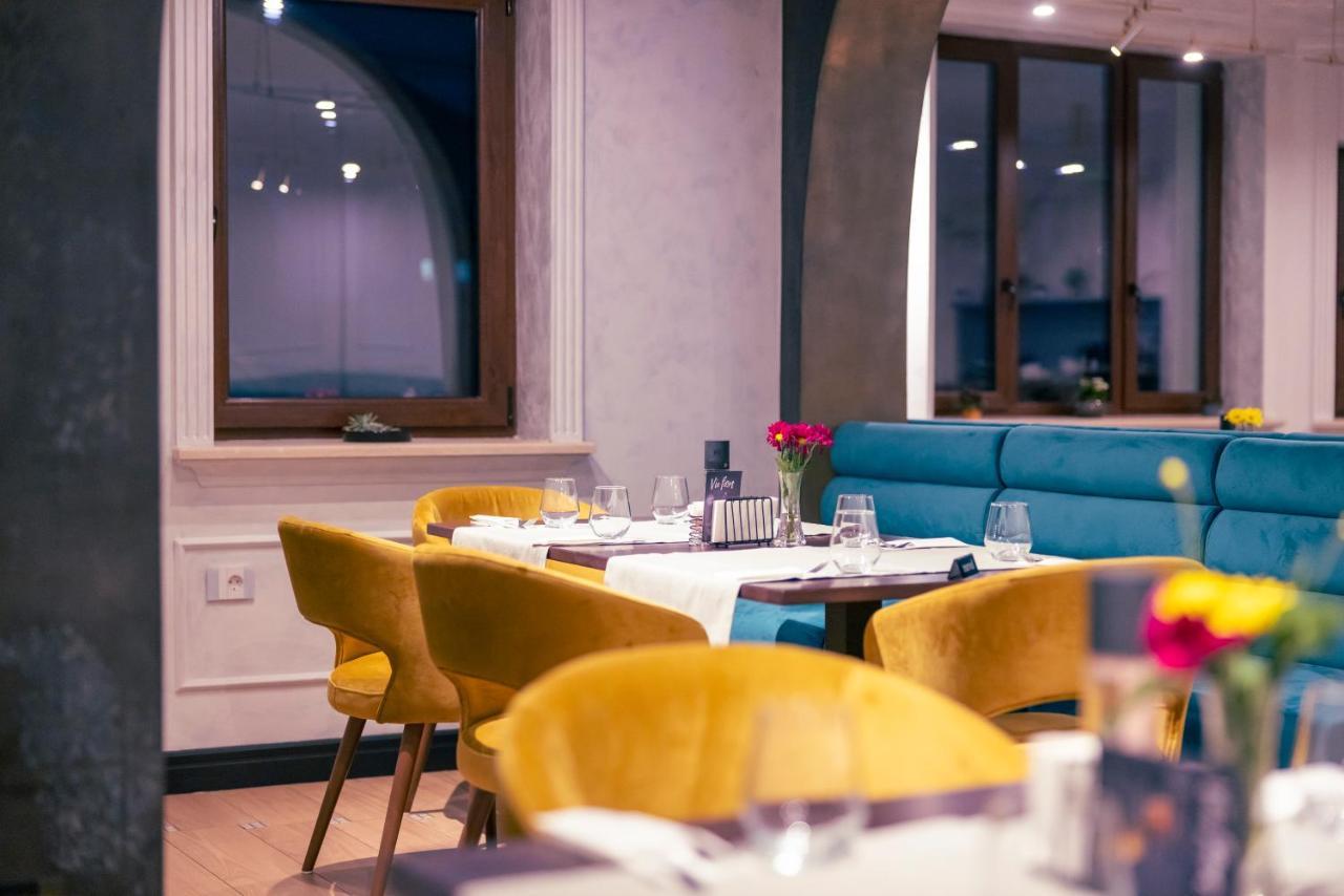 Hotel Aura Unirii อัลบายูเลีย ภายนอก รูปภาพ